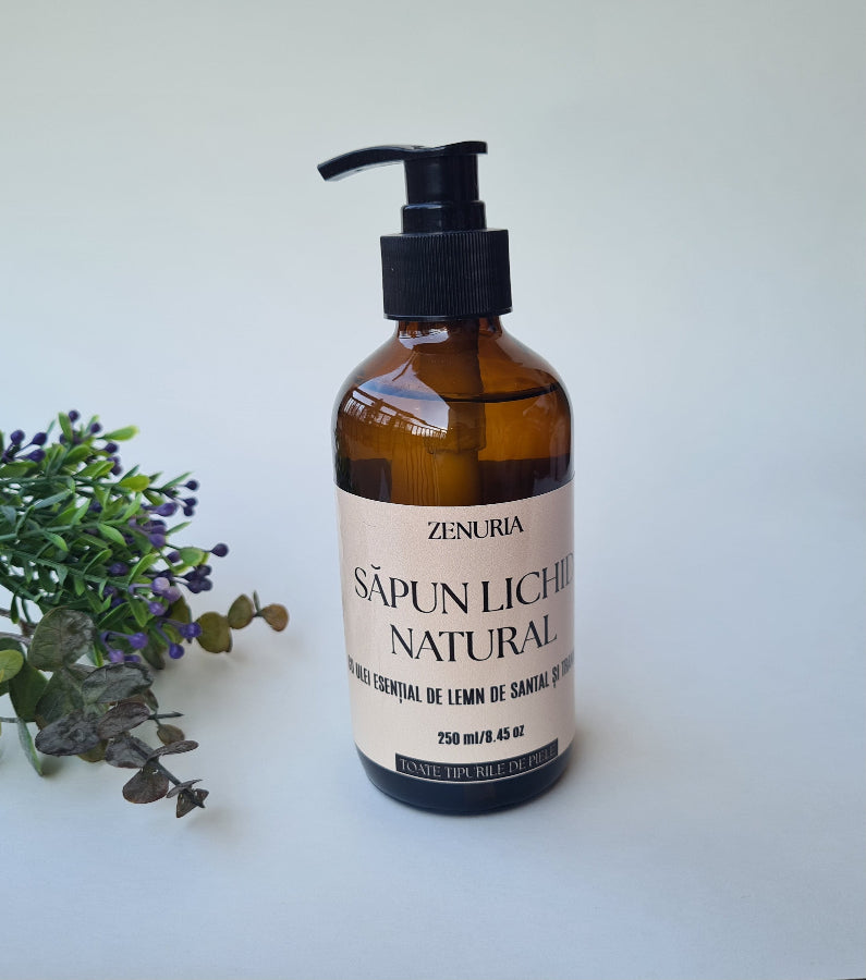 Săpun lichid natural cu ulei esențial din lemn de santal și trandafir, ideal pentru hidratarea și îngrijirea pielii.