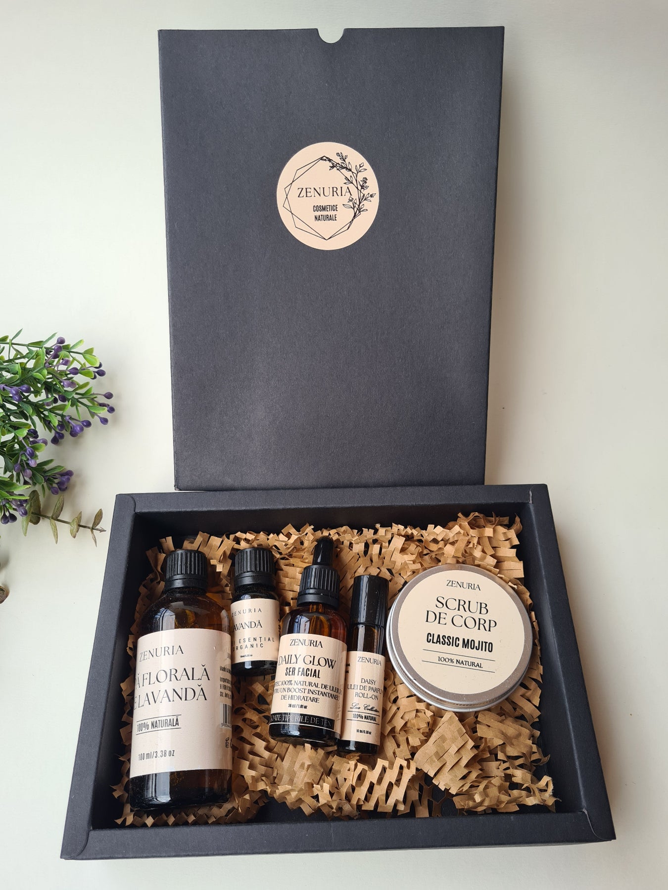 Set cadou self-care & mindfulness cu produse naturale pentru relaxare, hidratare și aromaterapie: apă florală de lavandă, ser facial, scrub Mojito & ulei roll-on Daisy.