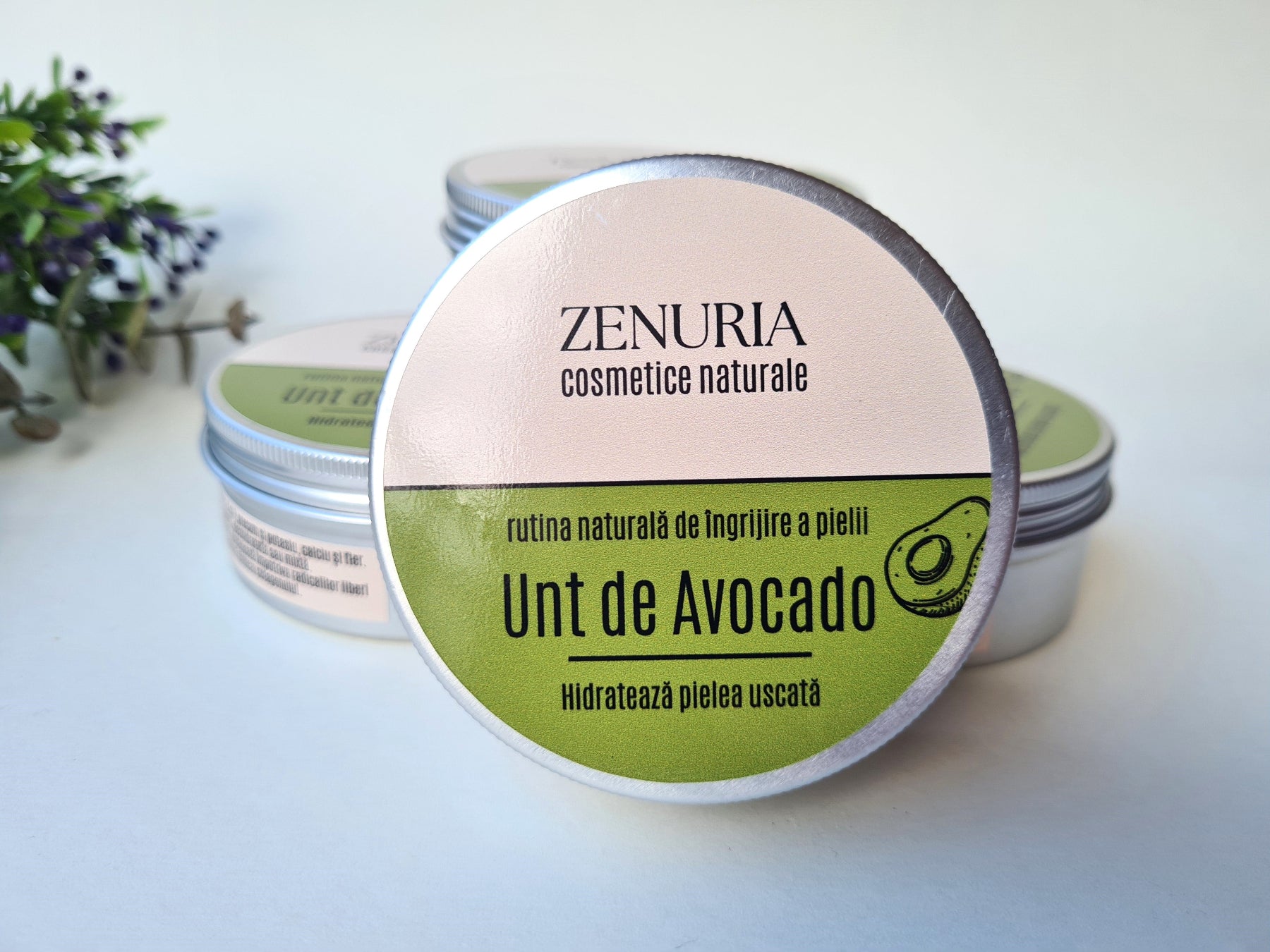 Unt de avocado 100% natural, fără parfum adăugat, ideal pentru hidratarea pielii și a părului.